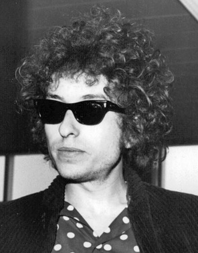 picture of Bob Dylan wearing sunglasses from 1966